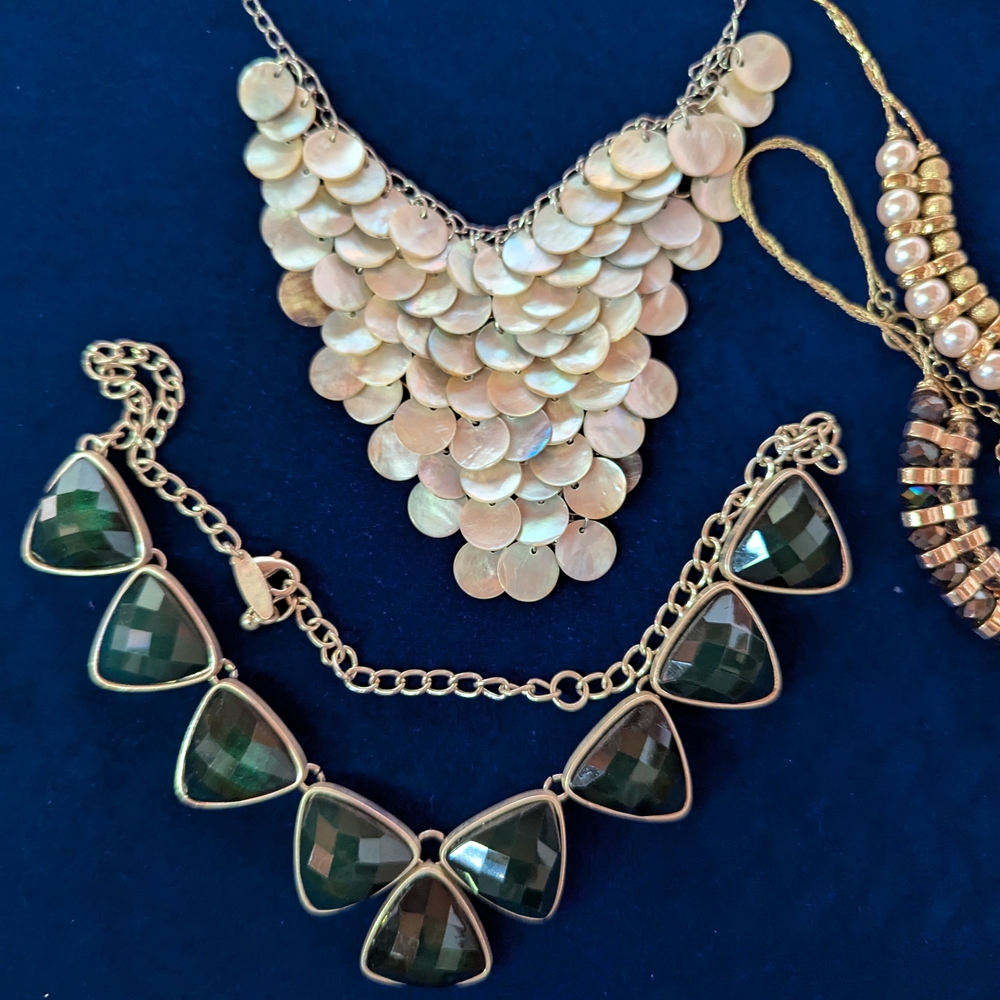 Elegant Lot Of Estate Costume Jewelry, Total Of 16 Necklaces - Picture 2 of 10